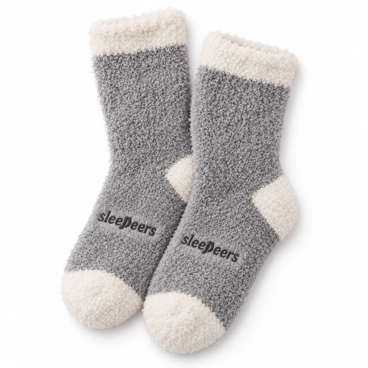Par de calcetines Sleepeers Max Essential grises, de caña alta y tejido afelpado, con puño, talón y puntera en crema y el logo Sleepeers