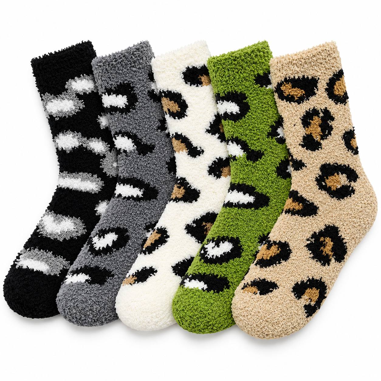 Cinco calcetines Sleepeers Max Fun afelpados con estampado de leopardo sobre negro, gris, crudo, verde y beige