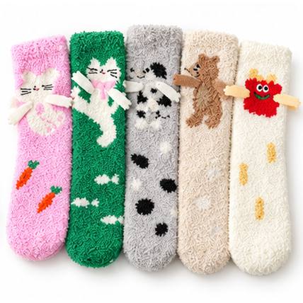 Cinco calcetines Sleepeers Max Fun afelpados con gatitos, un osito y otros personajes con bracitos en relieve
