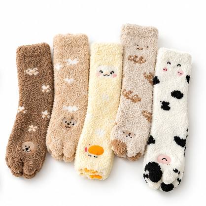Cinco calcetines Sleepeers Max Fun afelpados en marrón, beige, amarillo suave y blanco con ositos, un pollito y manchas de vaca