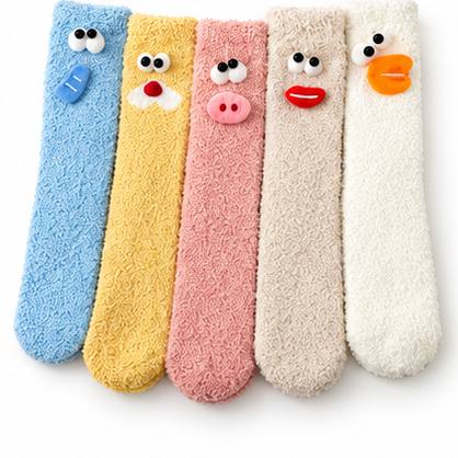 Cinco calcetines Sleepeers Max Fun afelpados de colores con caritas en relieve: ojos saltones, hocico de cerdito, labios y pico de pato