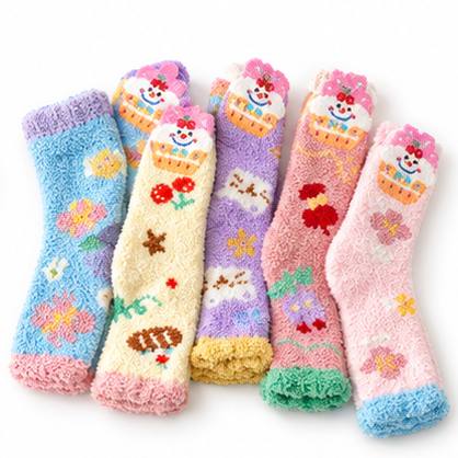 Seis calcetines Sleepeers Max Fun afelpados en tonos pastel con tartas, flores, cerezas y bollos