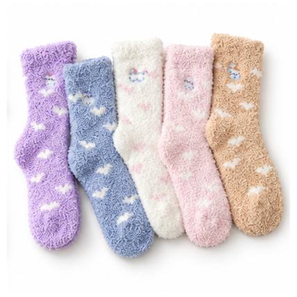 Cinco calcetines Sleepeers Max Fun afelpados en lila, azul, blanco, rosa y beige con corazones y pequeños motivos