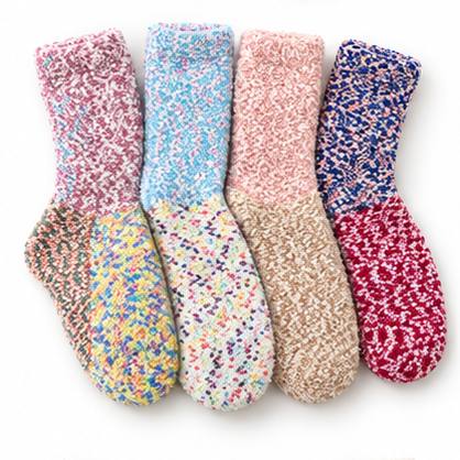 Cuatro calcetines Sleepeers Max Fun afelpados jaspeados con hilos de colores mezclados en rosa, azul, tostado y granate