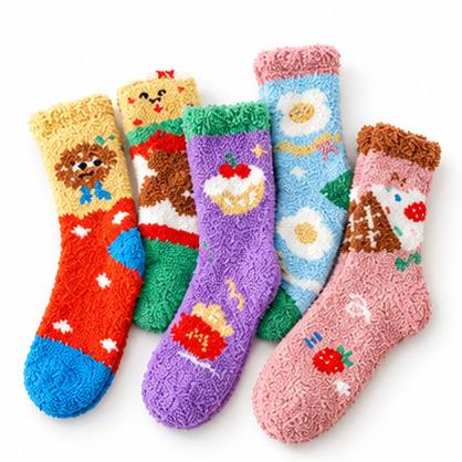 Cinco calcetines Sleepeers Max Fun afelpados de colores vivos con muñequitos, cupcake, patatas fritas, huevos fritos y fresas