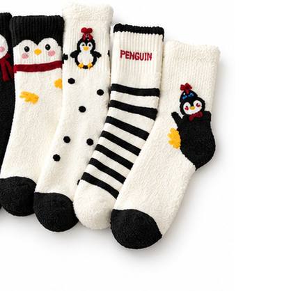 Calcetines Sleepeers Max Fun afelpados en blanco y negro con pingüinos, lunares y rayas