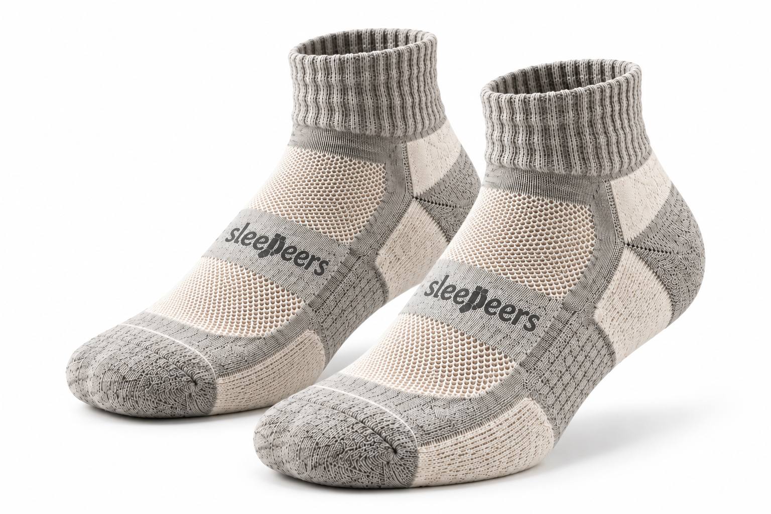 Par de calcetines Sleepeers Air gris y crema sobre fondo blanco